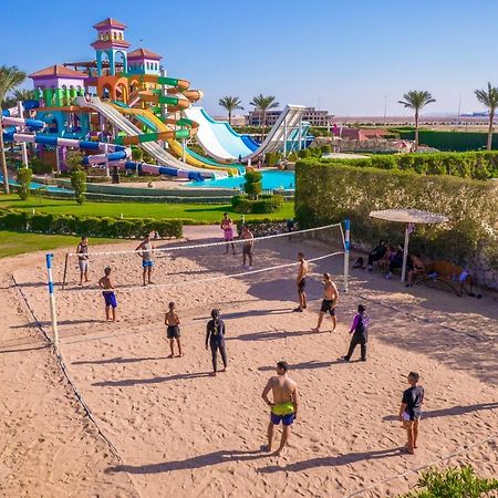Готель Charmillion Club Aquapark Шарм-еш-Шейх Екстер'єр фото Tourists playing beach volleyball in Egypt